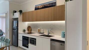 Grand réfrigérateur, micro-ondes, four, plaque de cuisson