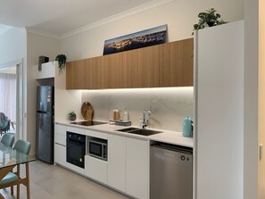 Refrigerador con congelador, microondas, horno y parrilla de estufa 