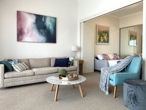 Smart TV, streaming services, stereo