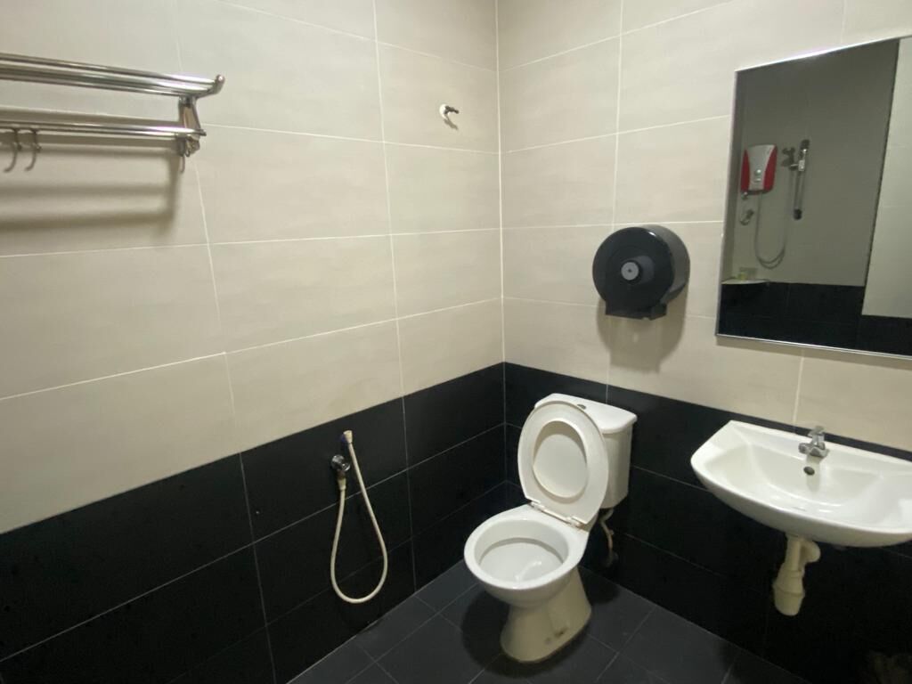 A bathroom with a toilet, bidet, and sink.