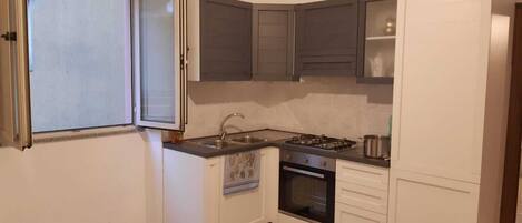Fridge, oven, stovetop, coffee/tea maker