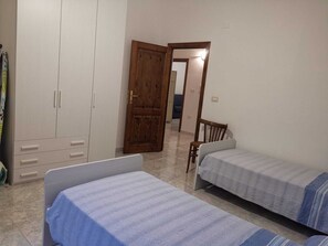 3 chambres, bureau, fer et planche à repasser, lit de bébé portatif