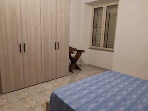 3 chambres, bureau, fer et planche à repasser, lit de bébé portatif