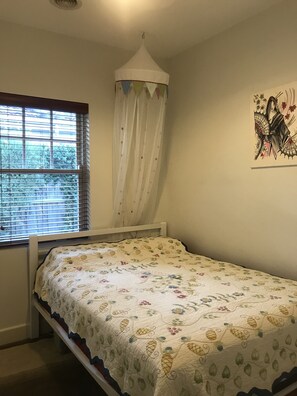 2 chambres, bureau, fer et planche à repasser, accès au Wi-Fi (inclus)