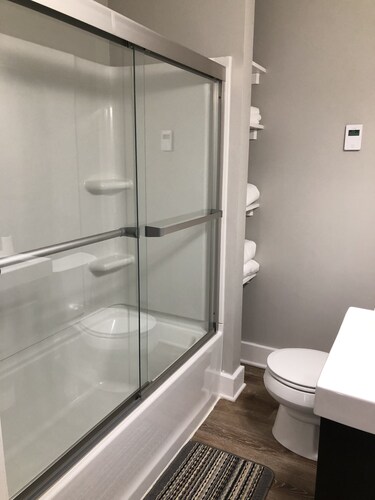 Remodeled 2nd-floor apartment blocks from Mayo