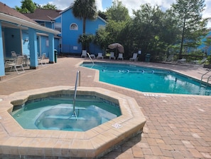 Utomhuspool och uppvärmd pool