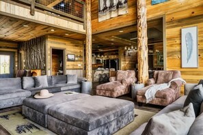 Lobby - Mtn Lodge • Indoor Pool & Hot Tub + Fire Pit (Sevierville)