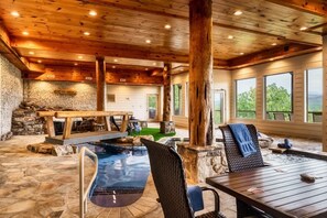 Innendørsbasseng og et oppvarmet basseng