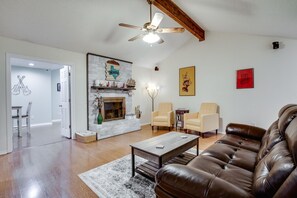 Smart TV, fireplace, books, computer monitors - Big Private Fenced Yard, Hot Tub & Heatable Pool, No Stairs, Stone Floors (Crowley)