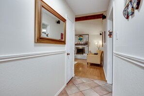 4 bedrooms, desk, iron/ironing board, free WiFi - Big Private Fenced Yard, Hot Tub & Heatable Pool, No Stairs, Stone Floors (Crowley)