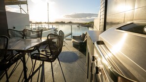 Un patio moderno al aire libre con piscina, zona de estar y una parrilla.