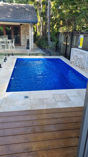 Utendørsbasseng og et oppvarmet basseng