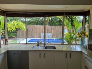 冷蔵庫、電子レンジ、オーブン、コンロ