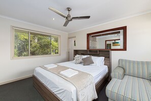 3 室のベッドルーム、セーフティボックス (室内)、デスク、アイロン / アイロン台