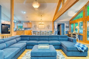 Smart TV, fireplace, stereo