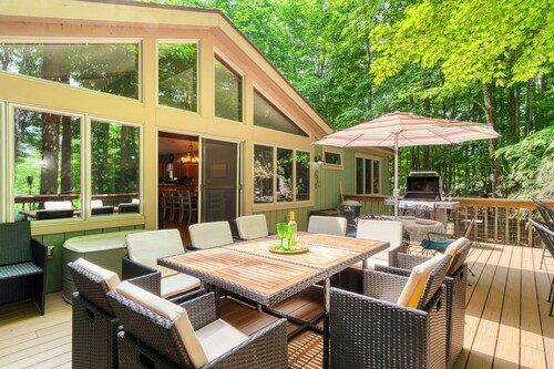 Cozy Lakefront Home Steps to Pool, Close to Lake & Skiing and All Fun Amenities