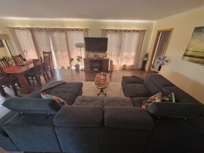 Smart TV y chimenea 
