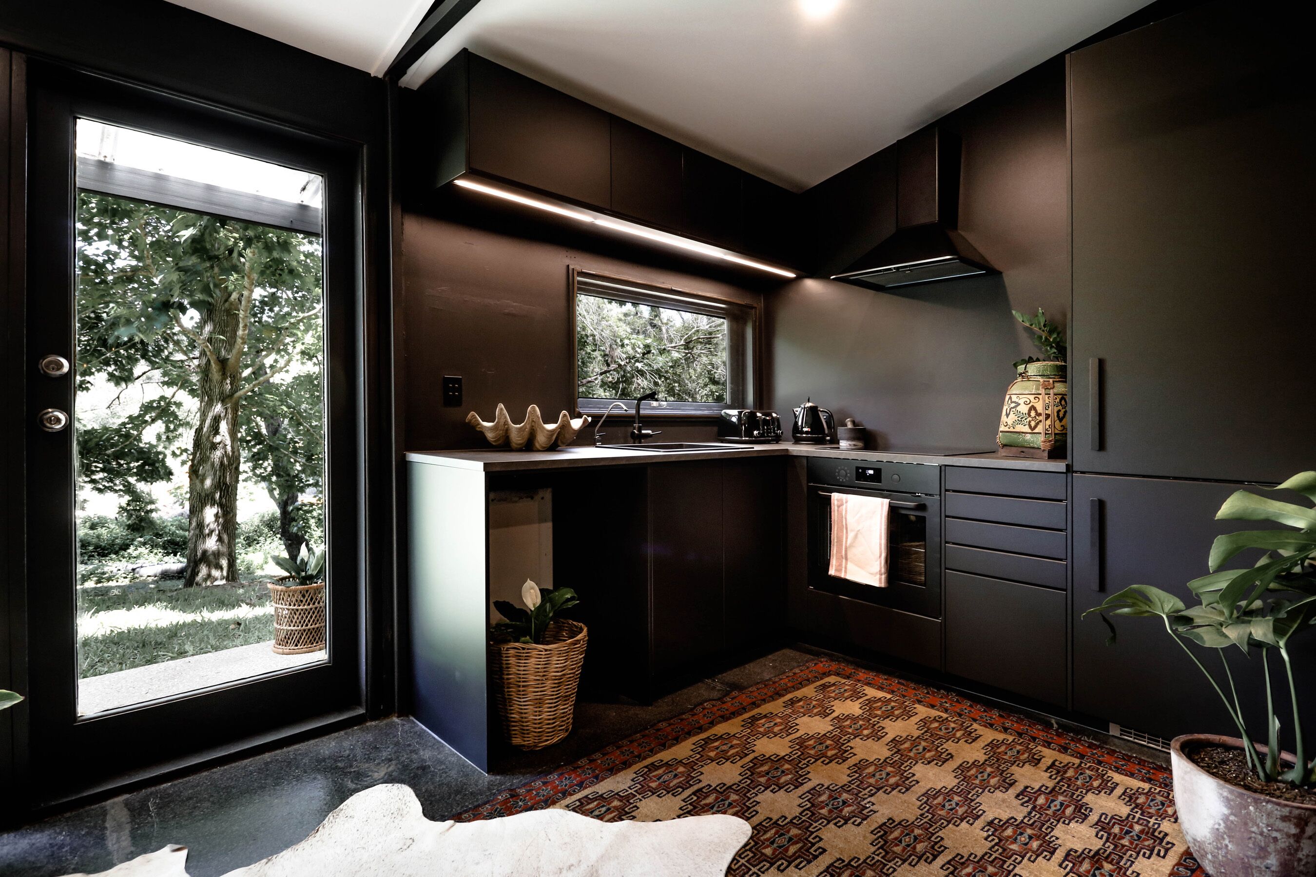 Jääkaappi, mikroaaltouuni, uuni, liesi