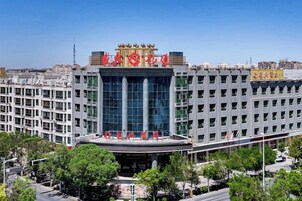 Un edificio de varios pisos con un letrero llamativo en la parte superior.