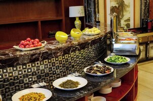 Un mostrador de buffet con distintos alimentos y una lámpara decorativa.