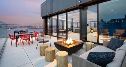 Hyatt Place Boston Seaport District