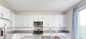 Microondas, lavavajillas, cafetera o tetera y utensilios de cocina