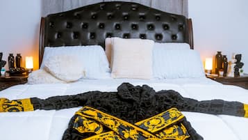 Deluxe kamer | Een kluis op de kamer, een bureau, verduisterende gordijnen