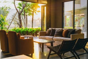 Coin salon dans le hall