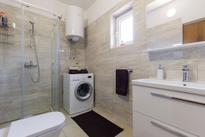 Apartment (Two Bedroom Apartment) | Bathroom | Shower, towels