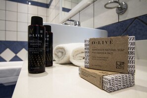 Badewanne, Haartrockner, Handtücher, Toilettenpapier