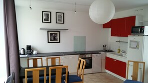Fridge, microwave, oven, stovetop - Near Senlis, whole house with 2 bedrooms, between Asterix and Disneyland, 4p. (Baron)