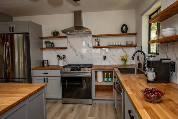 Kühlschrank, Mikrowelle, Geschirrspüler