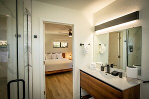 Regadera, secadora de cabello, toallas, shampoo 