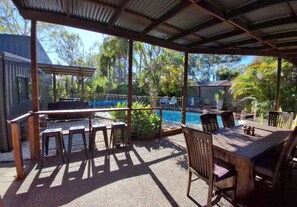 Outdoor dining - Pool, Pet Friendly, Free Wi-Fi @ Seahorse House (Port Macquarie)