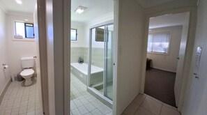 Bathtub, hair dryer, towels, soap - Pool, Pet Friendly, Free Wi-Fi @ Seahorse House (Port Macquarie)