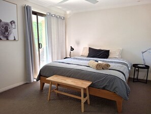 3 bedrooms, desk, iron/ironing board, free WiFi - Pool, Pet Friendly, Free Wi-Fi @ Seahorse House (Port Macquarie)