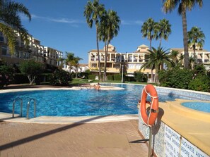 Una piscina al aire libre
