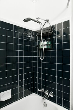Combined shower/bathtub, jetted bath, hair dryer, towels - Casa Tropicál - Heated saltwater pool, near beach (Crystal Beach)