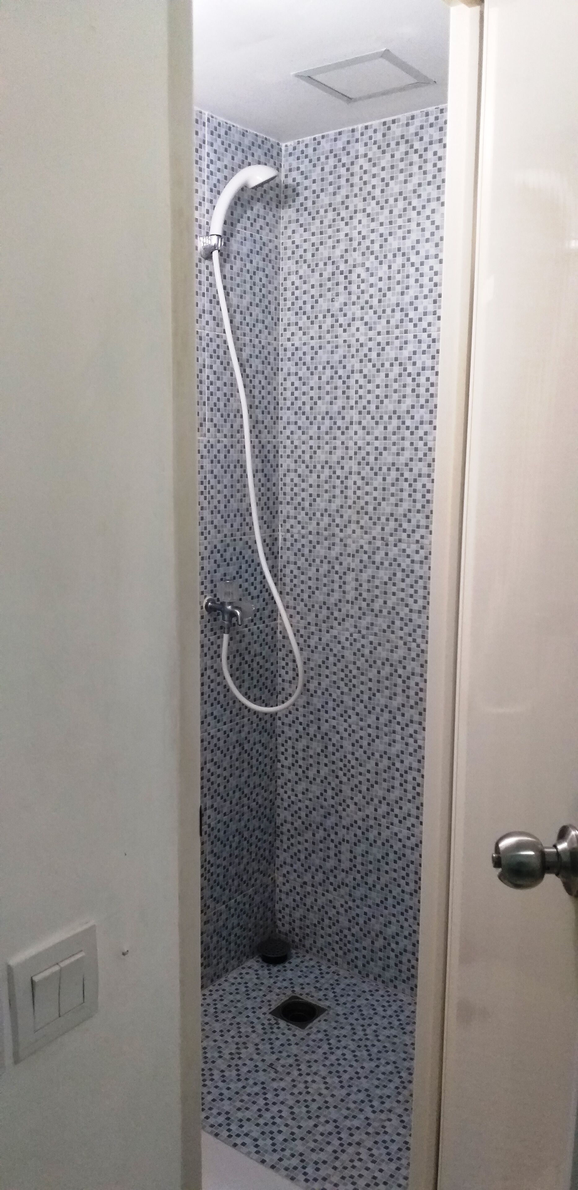 superior room | bathroom | shower, hydromassage showerhead, free toiletries, slippers