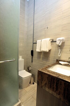 Douche, séchoir à cheveux, serviettes fournies, savon