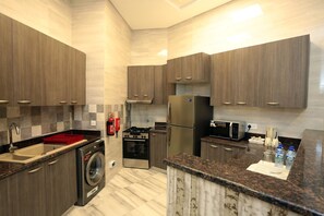 Fridge, microwave, oven, stovetop - Exclusive EWB 2 bedrooms apartment fully furnished  (Dubai)