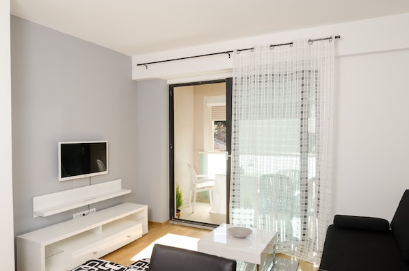Lägenhet (One Bedroom Apartment) | Vardagsrum | Platt-tv