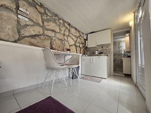 Appartement (Studio Apartment) | Cuisine privée | Réfrigérateur