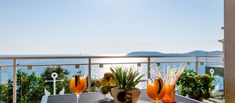 Indy's Beach Apartments