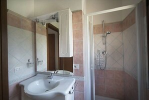 Dusche, Haartrockner, Bidet, Handtücher