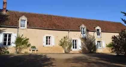 **Spacious Gîte Near Argenton-sur-Creuse: 2 Houses, Garden, Parking, Family-Friendly**