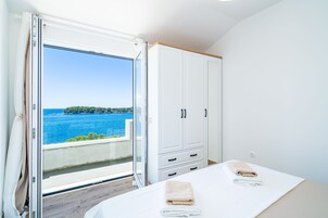 Apartamento (One bedroom apartment with Balcony an) | 3 quartos, Wi-Fi de cortesia, roupa de cama