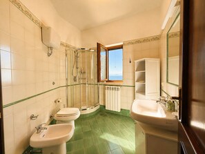 Shower, hair dryer, bidet, towels - Sea View Villa with Infinity Pool and Stunning Panoramic Views (Massa Lubrense, Sant'Agata sui due Golfi (NA))