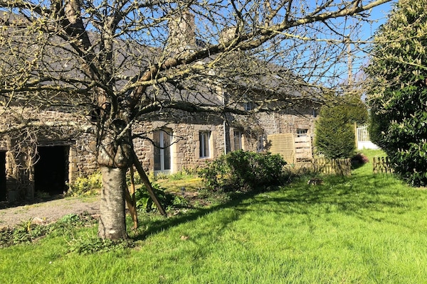 Vue de la maison, le gĂźte est Ă droite