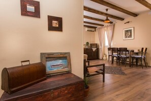 Apartment (Comfort Two-Bedroom Apartment) | Living room
